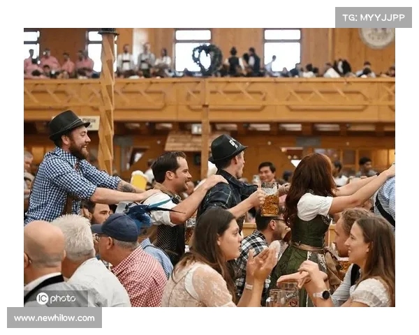 凯恩与妻子身穿德国传统服饰亮相慕尼黑啤酒节尽显入乡随俗风采